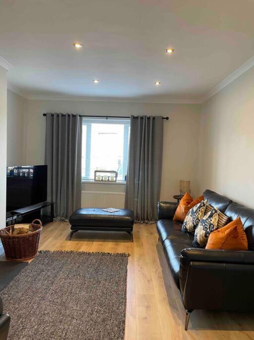 Lovely 2 Bed Apartment With Hot Tub Log Burner And Off Street Parking Dumfries Exterior photo