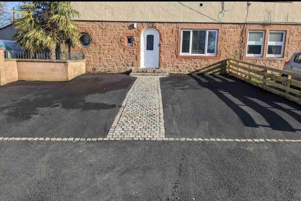 Lovely 2 Bed Apartment With Hot Tub Log Burner And Off Street Parking Dumfries Exterior photo