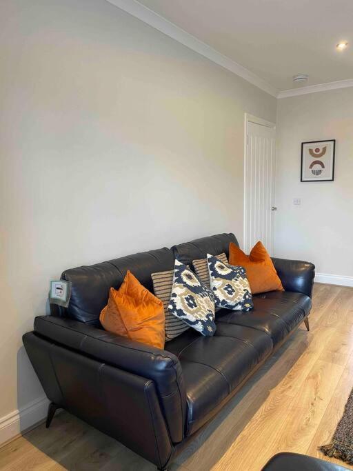 Lovely 2 Bed Apartment With Hot Tub Log Burner And Off Street Parking Dumfries Exterior photo
