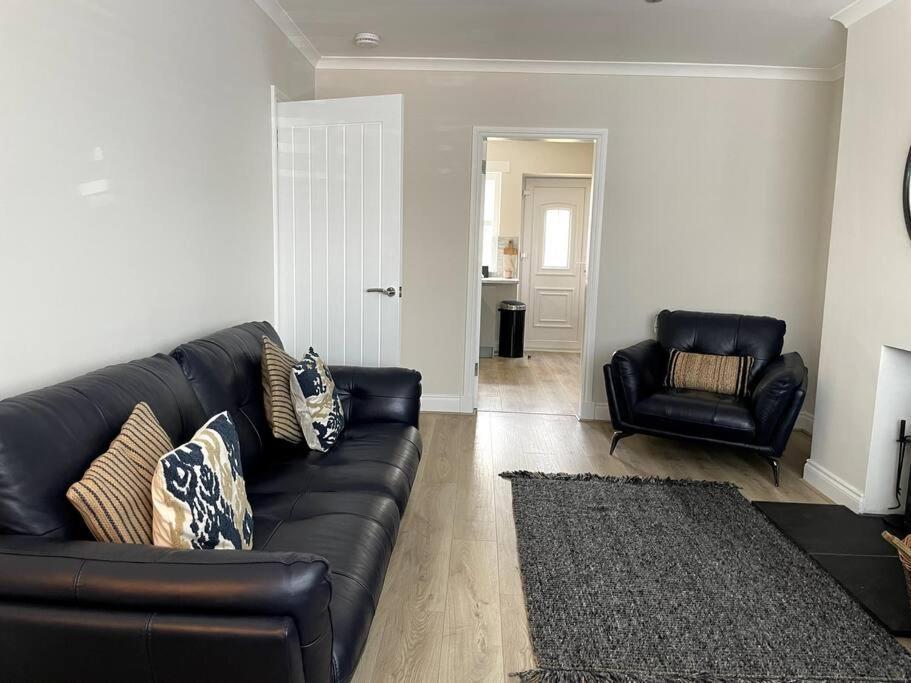 Lovely 2 Bed Apartment With Hot Tub Log Burner And Off Street Parking Dumfries Exterior photo