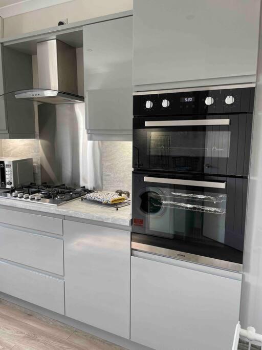 Lovely 2 Bed Apartment With Hot Tub Log Burner And Off Street Parking Dumfries Exterior photo