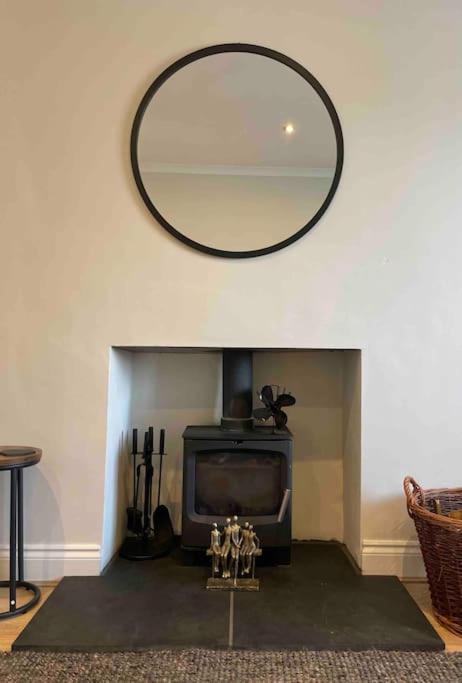 Lovely 2 Bed Apartment With Hot Tub Log Burner And Off Street Parking Dumfries Exterior photo