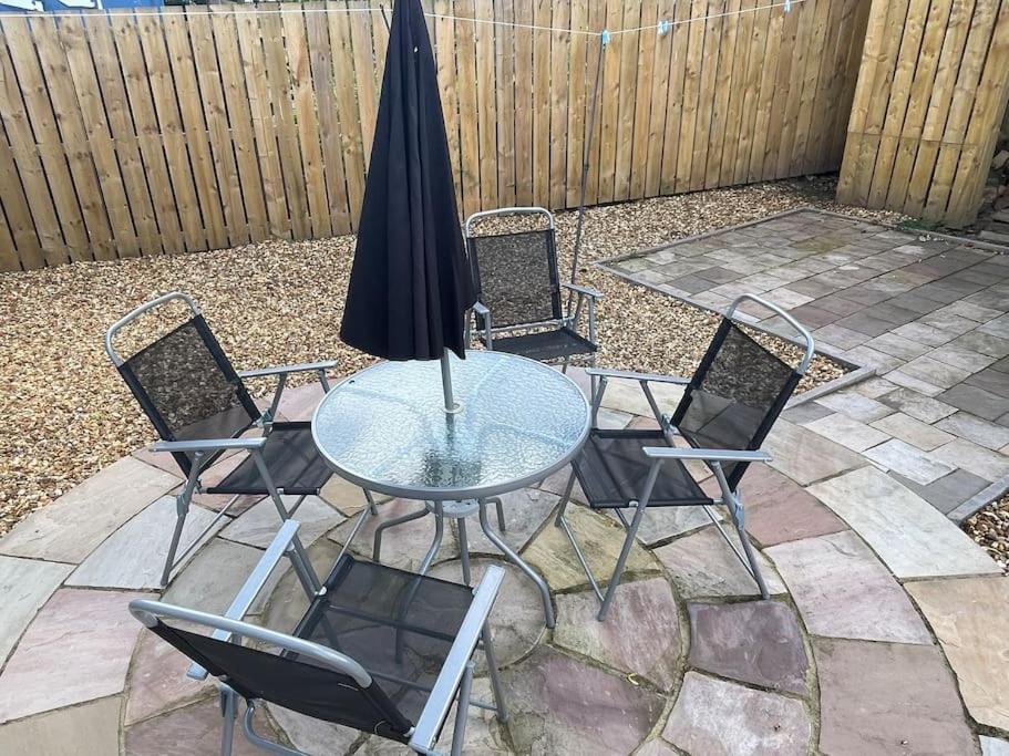 Lovely 2 Bed Apartment With Hot Tub Log Burner And Off Street Parking Dumfries Exterior photo