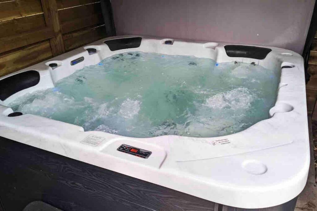 Lovely 2 Bed Apartment With Hot Tub Log Burner And Off Street Parking Dumfries Exterior photo