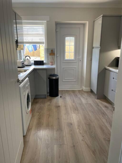 Lovely 2 Bed Apartment With Hot Tub Log Burner And Off Street Parking Dumfries Exterior photo