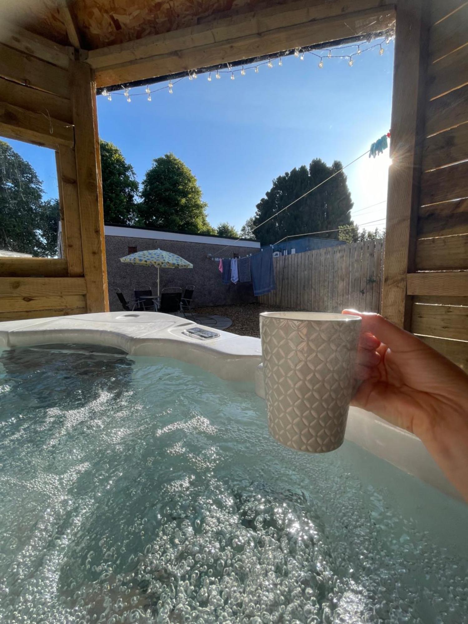 Lovely 2 Bed Apartment With Hot Tub Log Burner And Off Street Parking Dumfries Exterior photo
